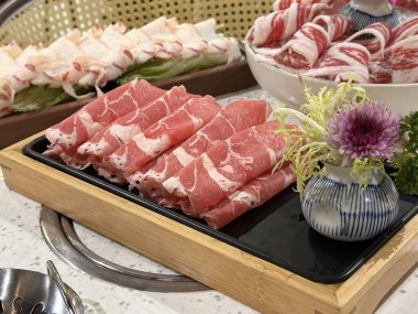 Biftek rulosu, taze dilimlenmiş et rulo, ahşap tabak.