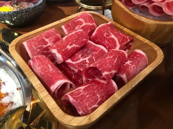 Sıcak tencere için sığır eti rulosu, ahşap tabak, taze dilimlenmiş çiğ et, rulo ile tanışın.