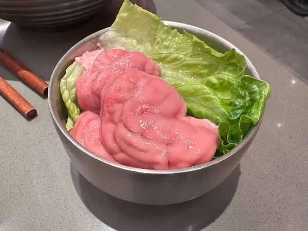 Taze domuz beyni sıcak tencereye hazır. Çin usulü sıcak ot malzemesi. Chengdu, Chongqing, Sichuan güveci.