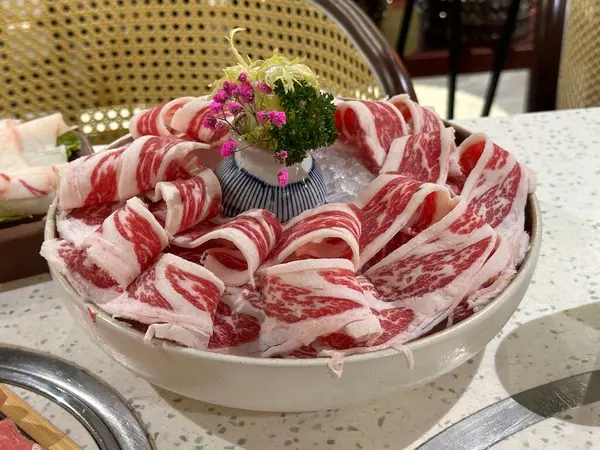 Güveç için etli börek, taze dilimlenmiş çiğ et, etli börek.