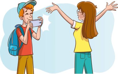 Mutlu adam fotoğraf çekiyor, cep telefonuyla kız arkadaşının fotoğrafını çekiyor. Gülümseyen kız arkadaşının fotoğrafını çeken adam. 