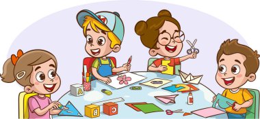 Sevimli küçük çocuklar kağıt kesen kağıt kesen makaslarla renkli kağıtları kesiyorlar.