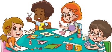 Anaokulundaki çocuklar el yapımı el sanatları kesip yapıştırıyorlar. Akıllı çocuklar renkli kağıt çarşafları kesmek için makas kullanırlar. Eğitim, yaratıcılık ve sanat. Kağıt ve makasla yaratıcı öğrenciler. Sanat dersi.