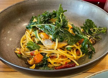 Kızarmış fesleğenli baharatlı spagetti.