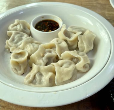 Acı soslu lezzetli börekler.