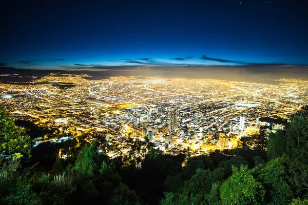 Bogota, Kolombiya geceleri. Monserrate Dağı 'nın tepesinden çekilen Panorama.