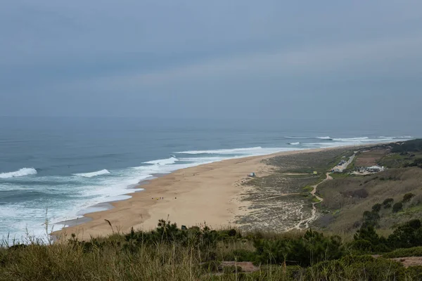 Deniz fenerinden Nazare 'nin kuzey sahiline hoş, bulutlu bir hava var.