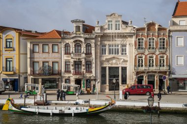Aveiro, Portekiz - 9 Mart 2023: Aveiro nehir kıyısı, güzel mimari, evler, tekne