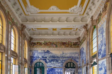 Porto, Portekiz - 13 Mart 2023: Almeida Garret Meydanı binaları, insanlar karşıdan karşıya geçiyor