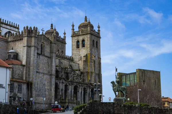 Porto Portugal Março 2023 Catedral Porto Com Estátua Cavaleiro — Fotografia de Stock