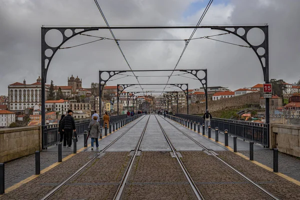 Oporto Portogallo Marzo 2023 Poche Persone Camminano Sull Iconico Ponte — Foto Stock