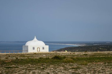 Portekiz 'in Arrabida kentindeki Doğa Parkı' nda Ermida da Memoria ile Espichel Burnu 'nun kıyı manzarası
