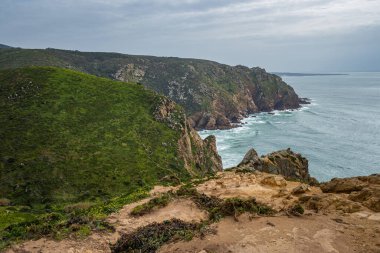 Cabo da roca, kıyı manzarası ve deniz feneri. Portekiz 'in Avrupa kıtasının en batı noktası.