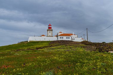 Cabo da roca, kıyı manzarası ve deniz feneri. Portekiz 'in Avrupa kıtasının en batı noktası.