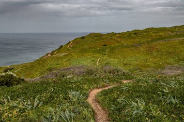 Cabo da roca, kıyı manzarası ve deniz feneri. Portekiz 'in Avrupa kıtasının en batı noktası.