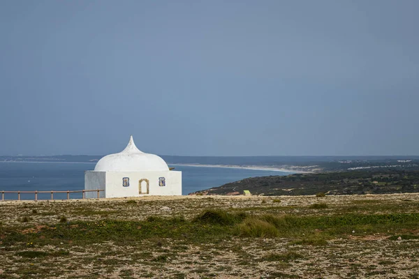 Portekiz 'in Arrabida kentindeki Doğa Parkı' nda Ermida da Memoria ile Espichel Burnu 'nun kıyı manzarası