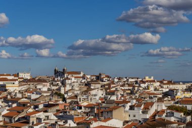 Eski Elvas şehrinin panoraması, turuncu çatılı beyaz evler, UNESCO sitesi