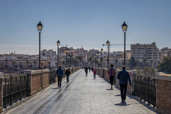 Badajoz, İspanya - 24 Şubat 2023: Palms köprüsü üzerinde yürüyen insanlar, Puente de Palmas