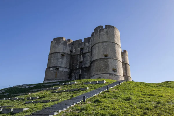 Ortaçağ Evoramonte şatosu geniş tarlalarla çevrili.