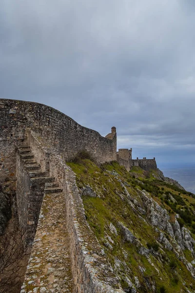 Marvao kalesinin duvarları, bulutlu ve kasvetli hava