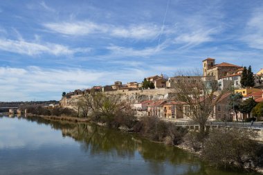 Zamora ve Douro nehrinin aydınlık bir bahar gününde manzarası