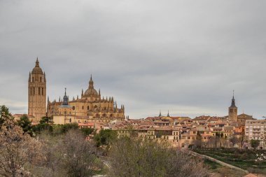 Geç dönem gotik katedrali İspanya ile Segovia şehrinin panoraması