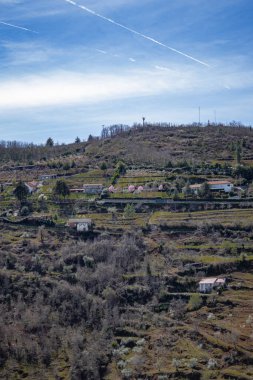 Braganca kalesini çevreleyen tepe ve tarlalardan oluşan bir panorama.