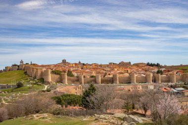 Ortaçağ güçlendirilmiş duvarlarıyla Avila şehrinin panoraması, İspanyol UNESCO dünya mirası sahası