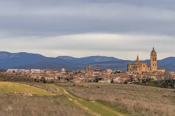 Geç dönem gotik katedrali ve dağlarıyla İspanya 'nın Segovia şehrinin panoraması.