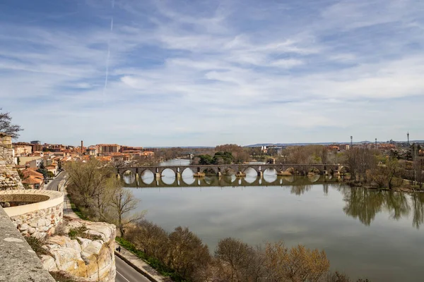 İspanyol Zamora 'daki Piedra Köprüsü ve Douro Nehri Panoraması