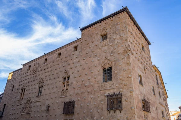 Ünlü Casa de las conchas, deniz kabuklarıyla süslenmiş 16. yüzyıl gotik sarayı.