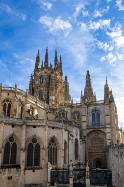 Büyük gotik Burgos Katedrali Santa Maria, heykellerle zenginleştirilmiş.