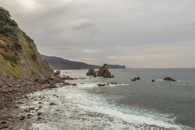 San Juan de Gaztelugatxe 'deki kayalıklar ve kayalar, bir Bask kıyı adası. 