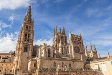 Büyük gotik Burgos Katedrali Santa Maria, heykellerle zenginleştirilmiş.