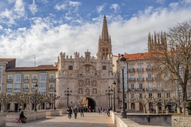 Burgos, İspanya - 25 Mart 2023: Santa Maria 'nın ortaçağ kapısında insanlar köprüde yürüyor 