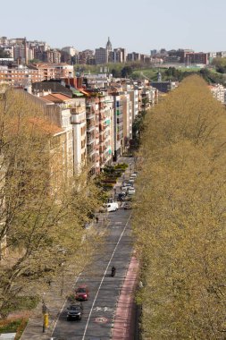 Bilbao, İspanya - 28 Mart 2023: Müzenin arkasındaki köprüden şehrin bir kısmına bakmak