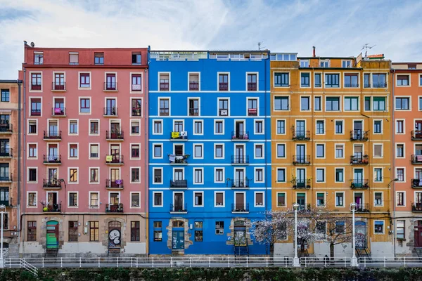 Bilbao, İspanya - 28 Mart 2023: Çok renkli evlerin cepheleri 