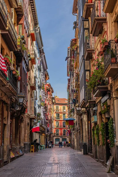 Bilbao, İspanya - 28 Mart 2023: Çok renkli evler, renkli sokaklar, balkonlarda güzel çiçekler