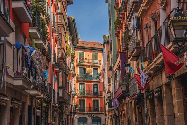 Bilbao, İspanya - 28 Mart 2023: Çok renkli evler, renkli sokaklar, balkonlarda güzel çiçekler
