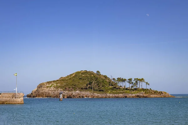 Bask ülkesinin Lekeitio kıyı kasabasındaki San Nicolas adası.