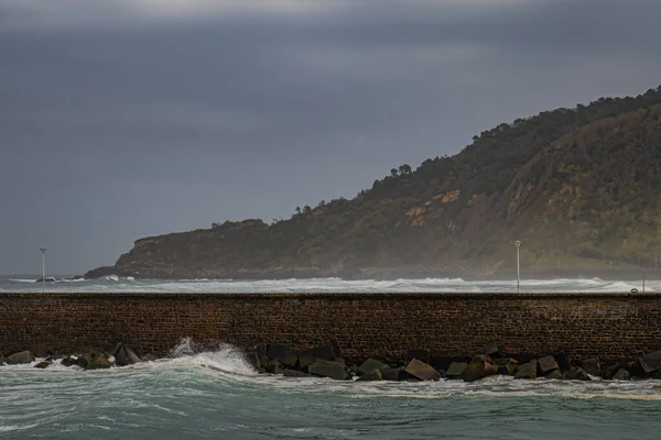 Fırtınalı Urumea nehri ve San Sebastian, İspanya 'daki okyanus