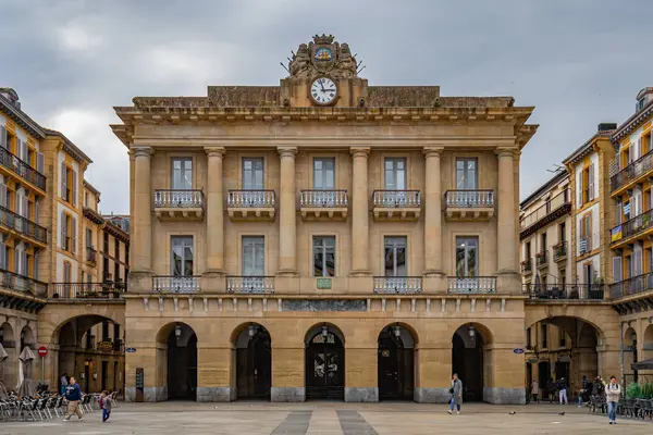 San Sebastian, İspanya - 31 Mart 2023 Plaza de la Constitucion 'daki belediye binası