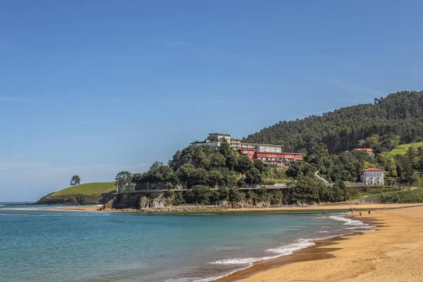 Spiaggia Lekeitio Nei Paesi Baschi Colline Boschi Intorno — Foto Stock