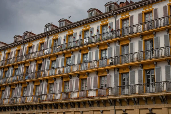 San Sebastian, İspanya - 31 Mart 2023: Plaza de la Constitucion 'da balkonlu evler ve boğa güreşi izlemek için kullanılan sayılar 