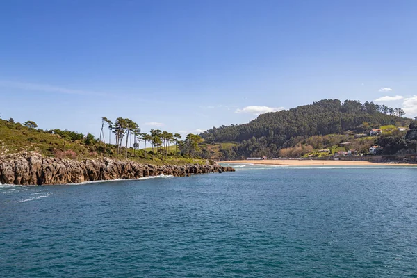 Lekeitio plajı ve Bask bölgesindeki küçük San Nicolas adası, çevresindeki tepeler ve ormanlar