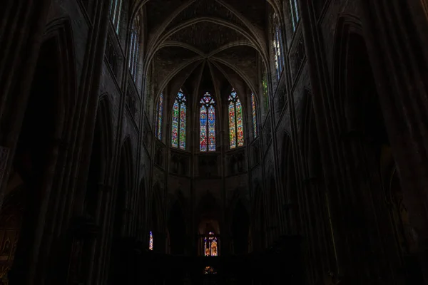 2023年4月4日フランス ボルドー 聖アンドレ大聖堂の内部 暗い室内にステンドグラスの窓の反射 — ストック写真