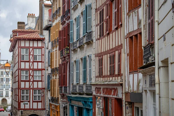 Bayonne Francia Aprile 2023 Con Tradizionali Case Colorate Con Finestre — Foto Stock