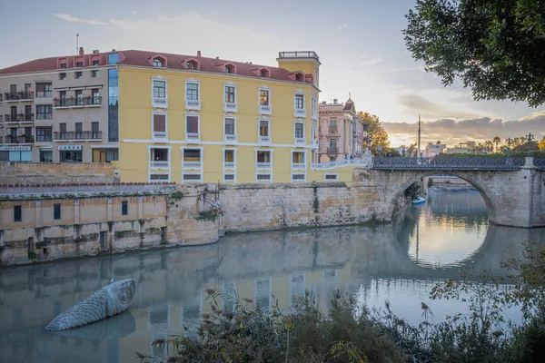 Puente de los Peligros 'un arkasında gün batımı Segura nehrinin üzerinde taş balıkla
