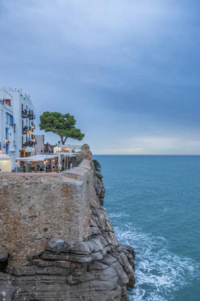 Peniscola, İspanya - 9 Aralık 2022: Akdeniz 'deki bir restoranın kıyı manzarası, Akdeniz manzarası