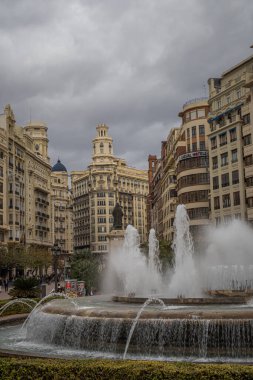 Valencia, İspanya - 12 Aralık 2022: Ana meydanın fıskiye ve tarihi binaları